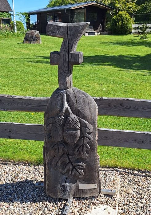Großes geschnitztes Holzmonument mit Hausnummer 7